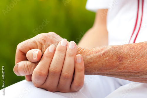 Foto: Holding hands Holding hands