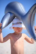 Mädchen mit Delfin am Strand