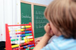 Schulkind beim Nachdenken