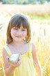 Foto: Mädchen mit Butterbrot im Roggenfeld Mädchen mit Butterbrot im Roggenfeld