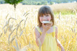 Foto: Mädchen mit Butterbrot im Roggenfeld Mädchen mit Butterbrot im Roggenfeld