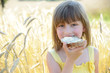 Foto: Mädchen mit Butterbrot im Roggenfeld Mädchen mit Butterbrot im Roggenfeld
