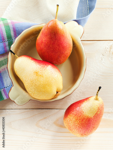 Foto: Fresh pears on a wooden table Fresh pears on a wooden table