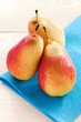 Foto: Fresh pears on a wooden table Fresh pears on a wooden table