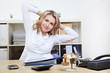 Photo: Frau macht Rückenübung im Büro Frau macht Rückenübung im Büro