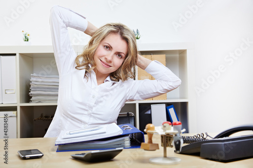Photo: Frau macht Rückenübung im Büro Frau macht Rückenübung im Büro