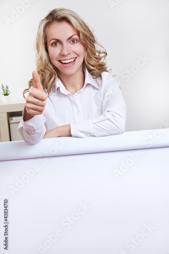 Foto: Frau hinter Flipchart hält Daumen hoch Frau hinter Flipchart hält Daumen hoch