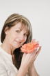 Foto: woman with flower_vertical woman with flower_vertical