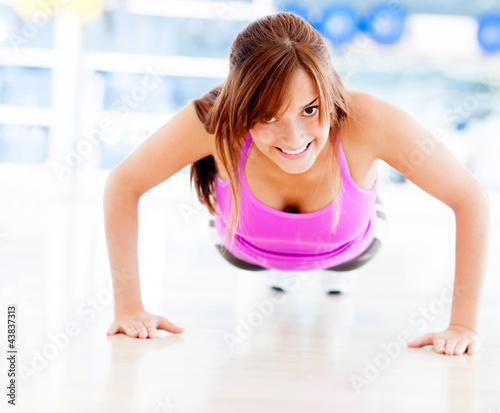 Foto: Gym woman doing push ups Gym woman doing push ups