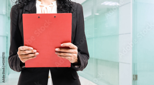 Foto: Woman reading a document Woman reading a document