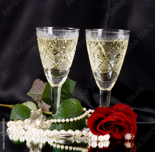 Foto: White vine glass with red roses and beads White vine glass with red roses and beads