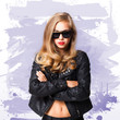 junge blonde Frau im Rocker-Outfit vor Farbwand