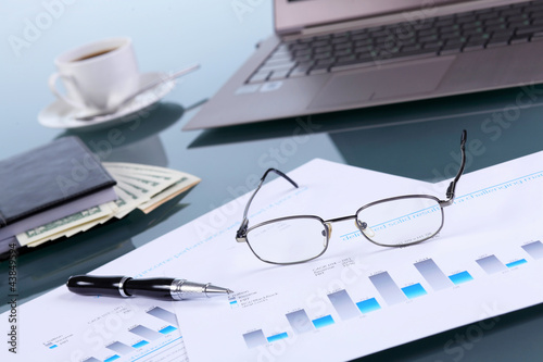 Foto: Business papers on the work place Business papers on the work place