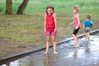 Kinder spielen in der Pfütze