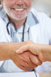 Patientin gibt Arzt die Hand