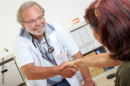 Foto: Arzt begrüßt Patientin mit Händedruck Arzt begrüßt Patientin mit Händedruck