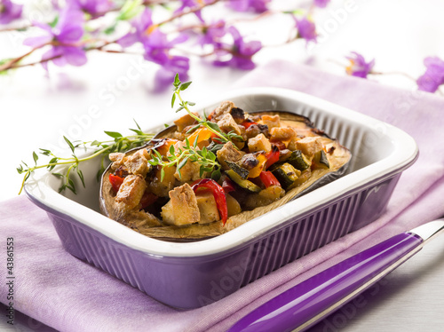 Foto: eggplant stuffed with tofu capsicum and zucchinis, veggie food eggplant stuffed with tofu capsicum and zucchinis, veggie food