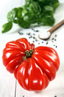 tomate, basilikum, pfeffer und salz