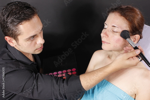 Photo: Visagist ist sehr nach denklich bei der Arbeit Visagist ist sehr nach denklich bei der Arbeit