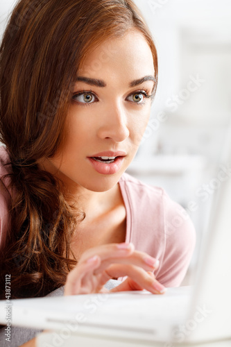 Foto: worried teenager browsing the internet worried teenager browsing the internet