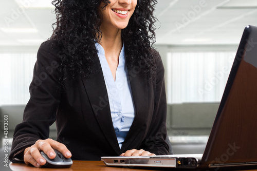 Foto: Woman using a laptop computer Woman using a laptop computer