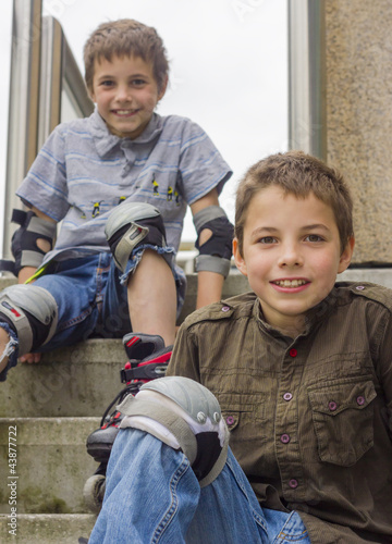 Foto: two smiling teenage boys in roller-blading protection kits two smiling teenage boys in roller-blading protection kits