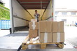transport logistique - chauffeur dans son camion