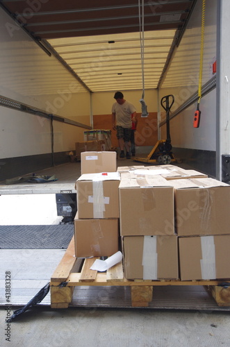 Photo: transport logistique - déchargement de camion transport logistique - déchargement de camion