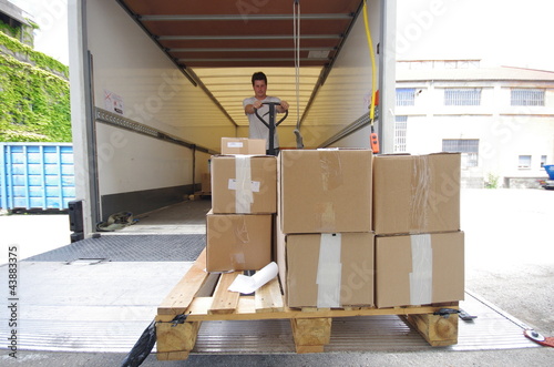 Photo: transport logistique - chauffeur dans son camion transport logistique - chauffeur dans son camion