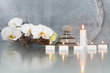 Stilleben mit Orchideeenblüten und Kerzen