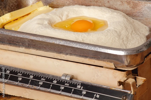 Foto: Eier und Mehl in alter Waage Eier und Mehl in alter Waage