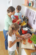 Foto: Kinder kochen mit der Mutter Kinder kochen mit der Mutter