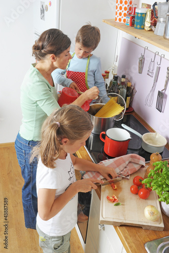 Photo: Kinder kochen mit der Mutter Kinder kochen mit der Mutter