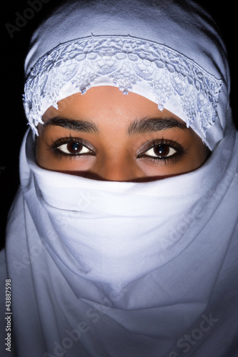 Foto: White veil on African woman White veil on African woman