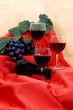 Calici con uva e vino rosso