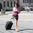 ragazza in vacanza con valigia