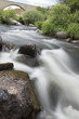 Arroyo entre las piedras con suaves cascadas.