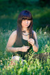 Foto: girl sitting in a green field girl sitting in a green field