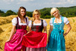 Drei hübsche Madl im Dirndl