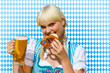 Junge Frau im Dirndl mit Bierkrug und Brezel