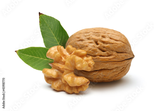 Foto: walnut and leaves walnut and leaves