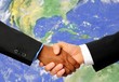 Handschlag international Business vor Landkarte