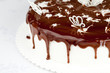 Foto: white cream cake covered by chocolate on table white cream cake covered by chocolate on table