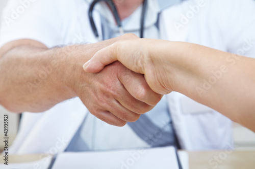 Photo: Handschlag zwischen Arzt und Patient Handschlag zwischen Arzt und Patient