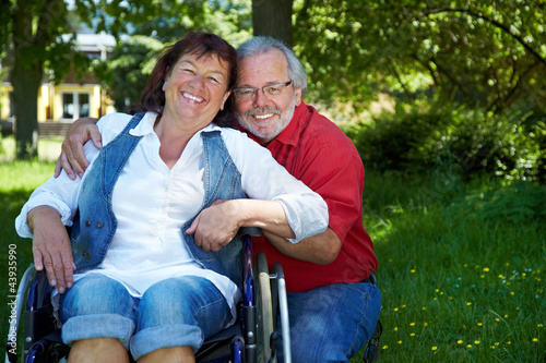 Foto: Mann mit Seniorin im Rollstuhl Mann mit Seniorin im Rollstuhl