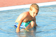 Junge im Kinderbecken