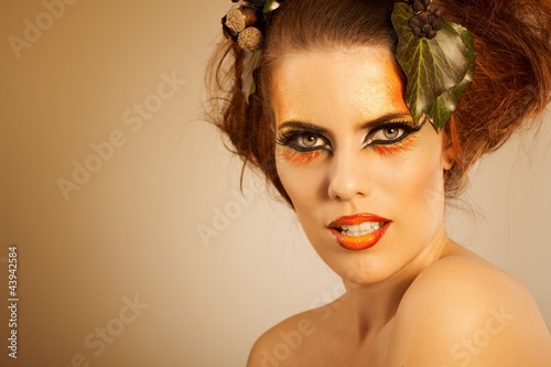 Foto: Beauty shot woman in autumn makeup Beauty shot woman in autumn makeup
