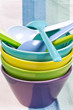 Bunte Keramikschalen mit Löffel aus Melamin