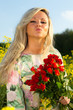 Frau mit roten Rosen und Kußmund
