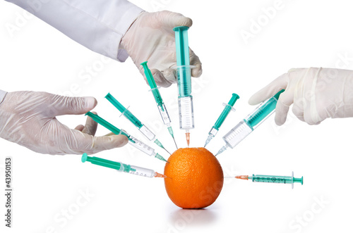 Foto: Science experiment with orange and syringe Science experiment with orange and syringe